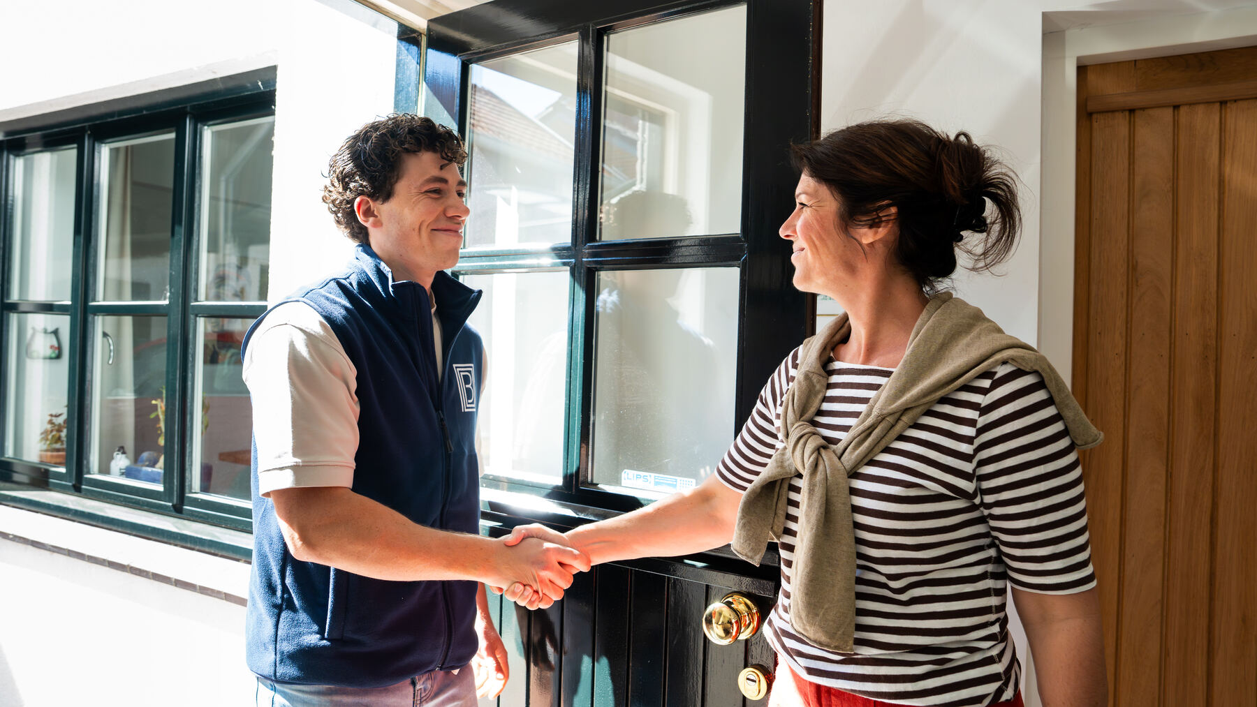 Specialist begroet klant aan de deur