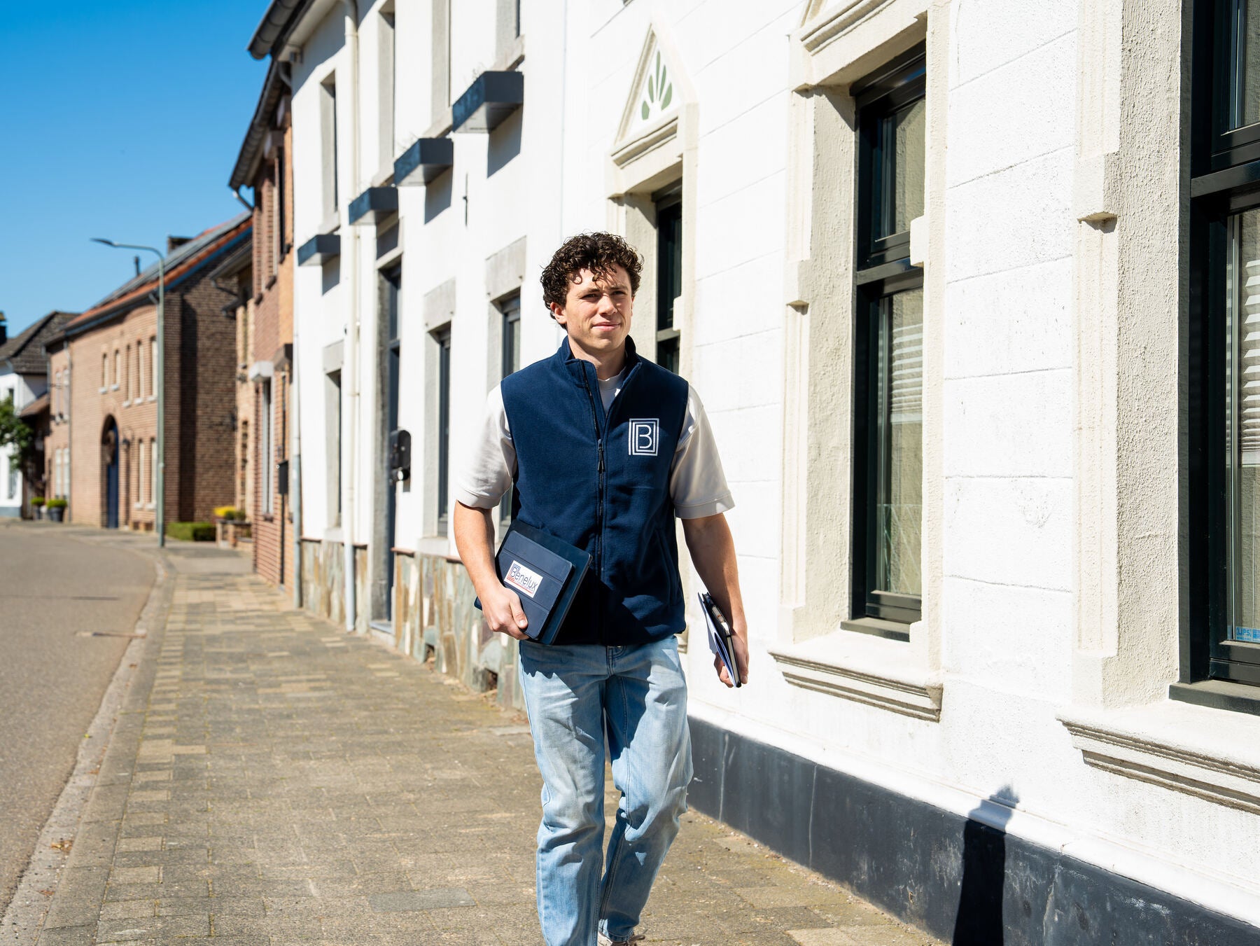 Specialist onderweg in een woonstraat